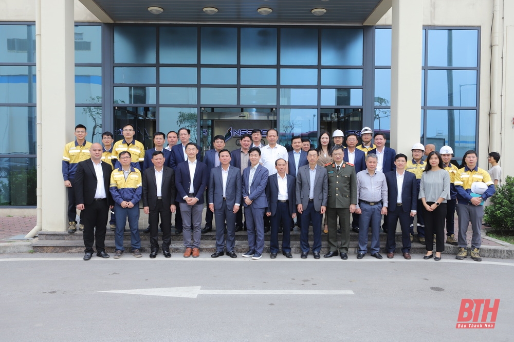 Bí thư Tỉnh ủy Đỗ Trọng Hưng chụp ảnh lưu niệm với lãnh đạo Nhà máy Nhiệt điện BOT Nghi Sơn 2.