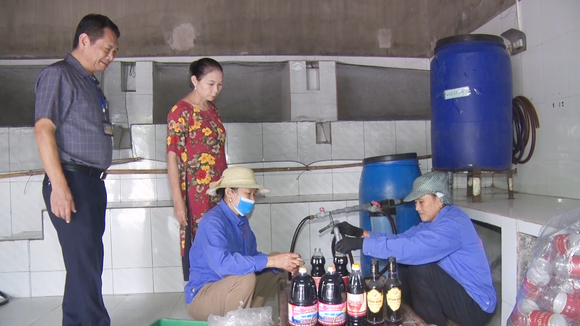 Công nhân làm việc tại Công ty Cổ phần nước mắm Tĩnh Gia, phường Ninh Hải