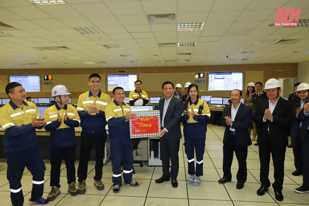Bí thư Tỉnh ủy Đỗ Trọng Hưng tặng quà cán bộ, kỹ sư Nhà máy Nhiệt điện BOT Nghi Sơn 2.