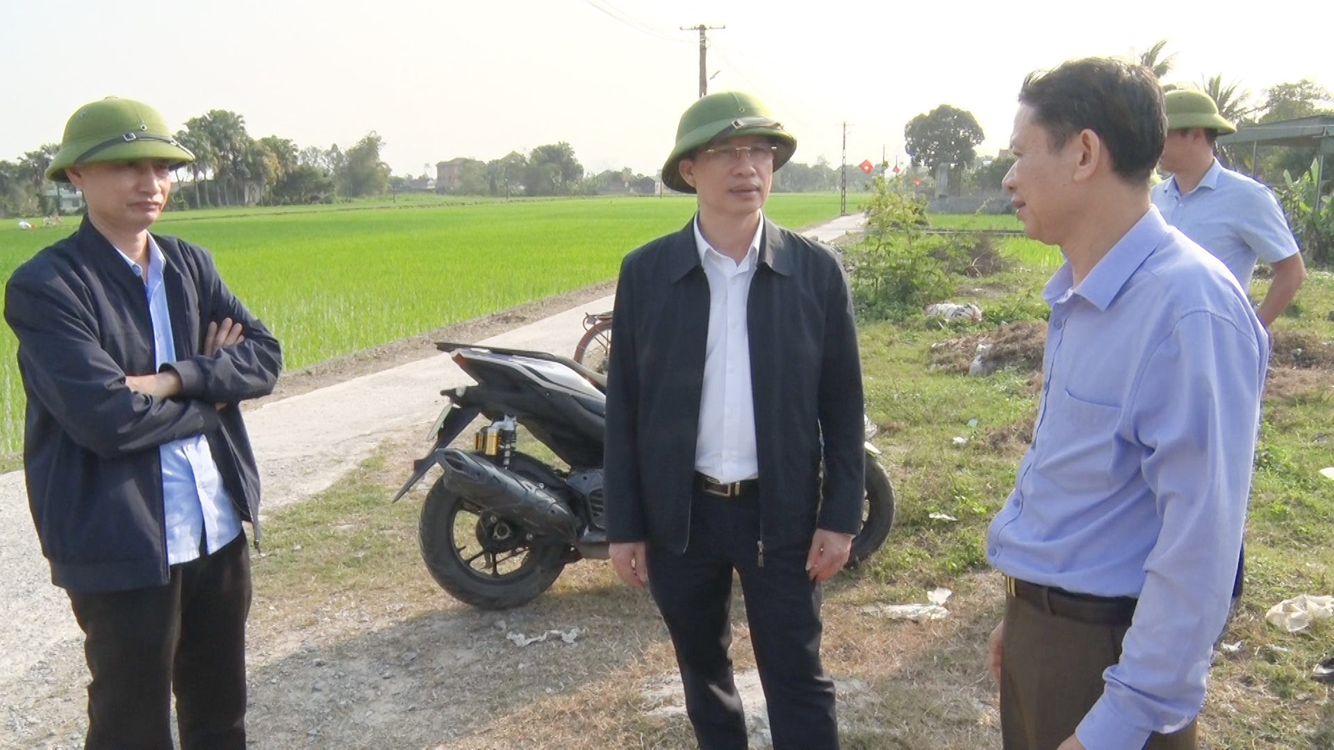 Đồng chí Phạm Văn Nhiệm, Phó Chủ tịch UBND thị xã kiểm tra tình hình sản xuất vụ chiêm xuân tại xã Tùng Lâm