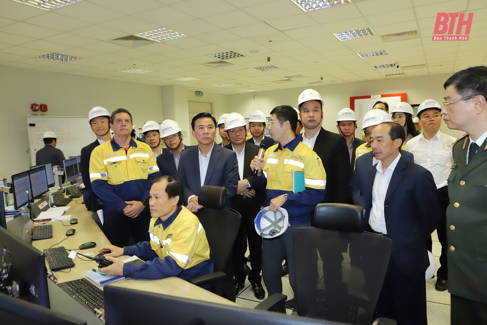 Bí thư Tỉnh ủy Đỗ Trọng Hưng và các thành viên trong đoàn thăm Trung tâm điều hành Nhà máy Nhiệt điện BOT Nghi Sơn 2.