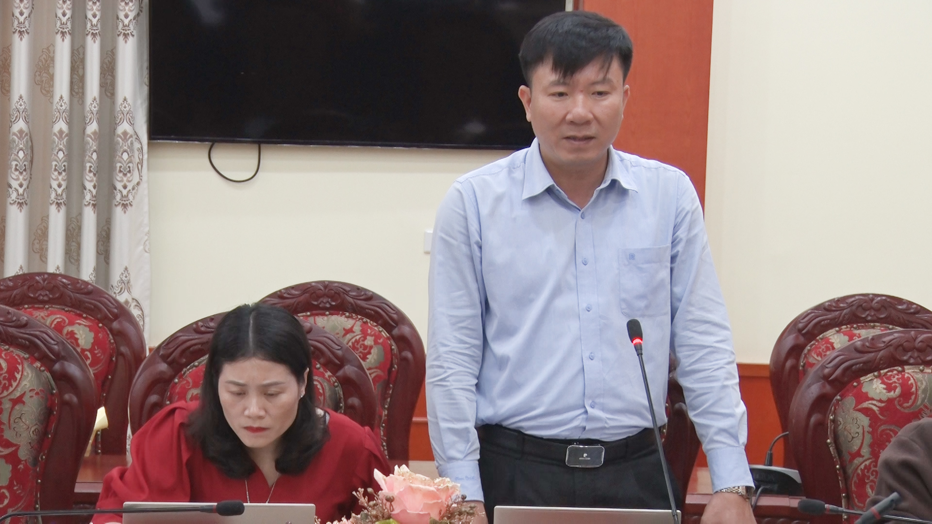 Lãnh đạo phòng Tư pháp thảo luận tại hội nghị