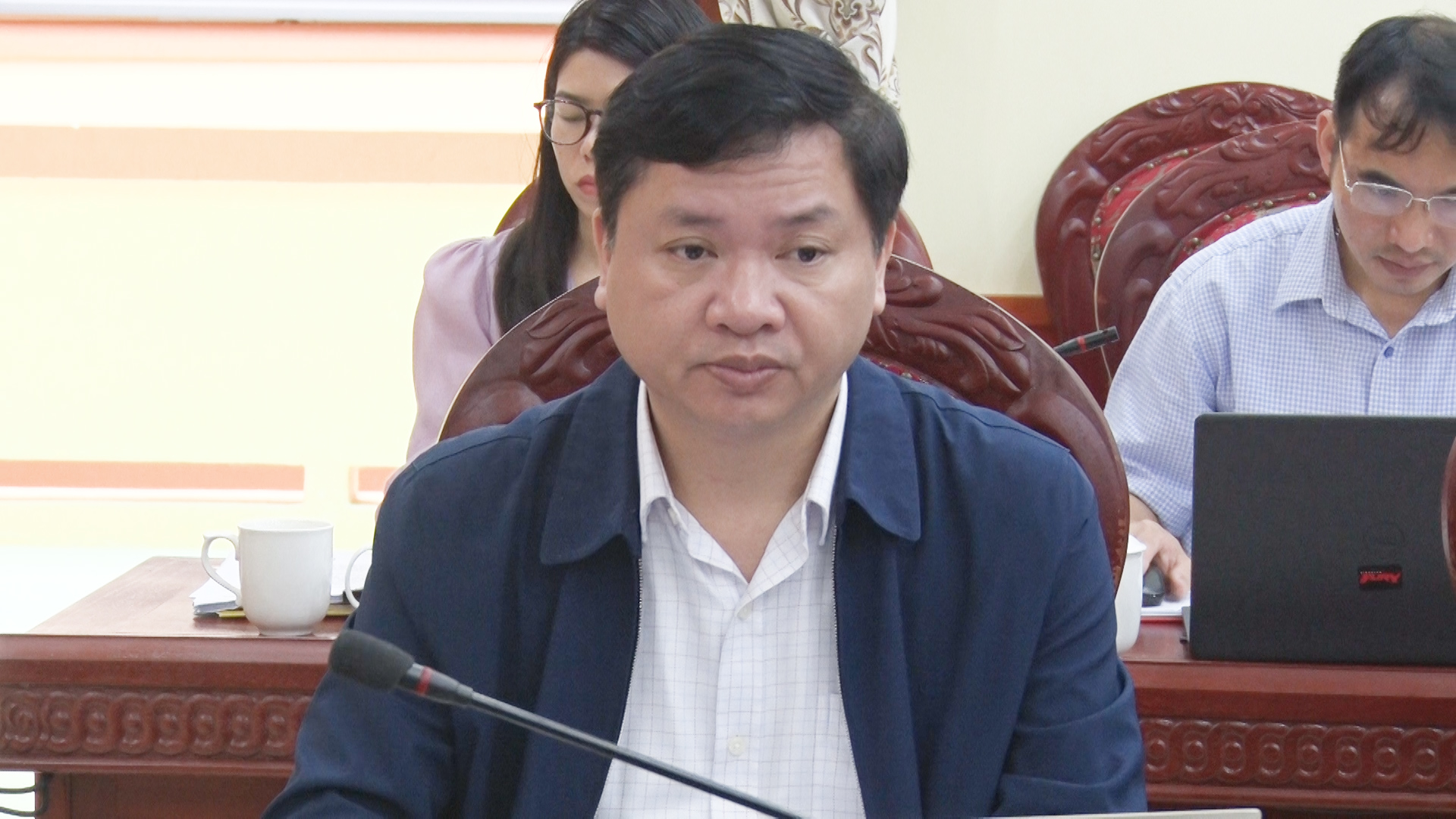 Đồng chí Mai Sỹ Lân, Phó Chủ tịch UBND thị xã dự hội nghị