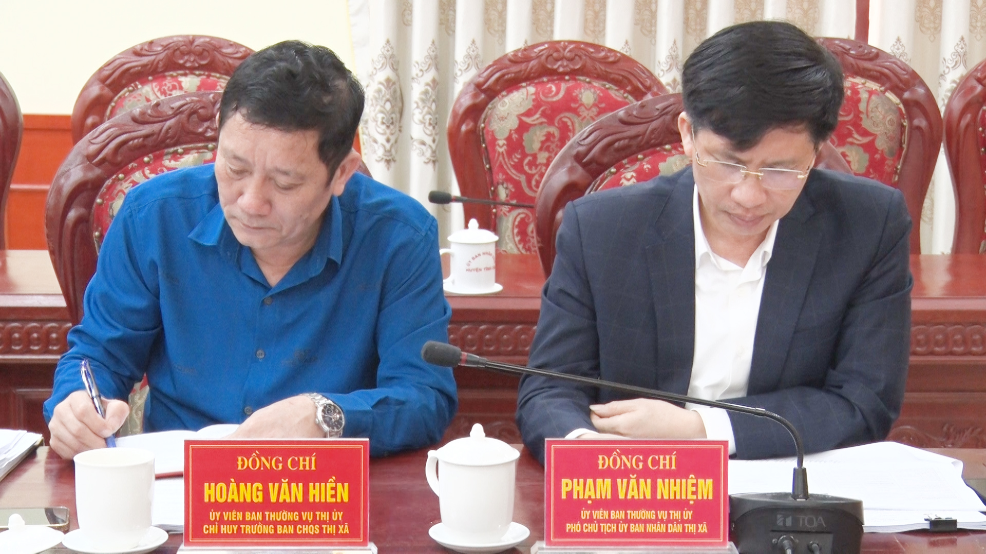 Đồng chí Phạm Văn Nhiệm, Phó Chủ tịch UBND thị xã và đồng chí Hoàng Văn Hiền, Chỉ huy trưởng Ban CHQS thị xã dự hội nghị