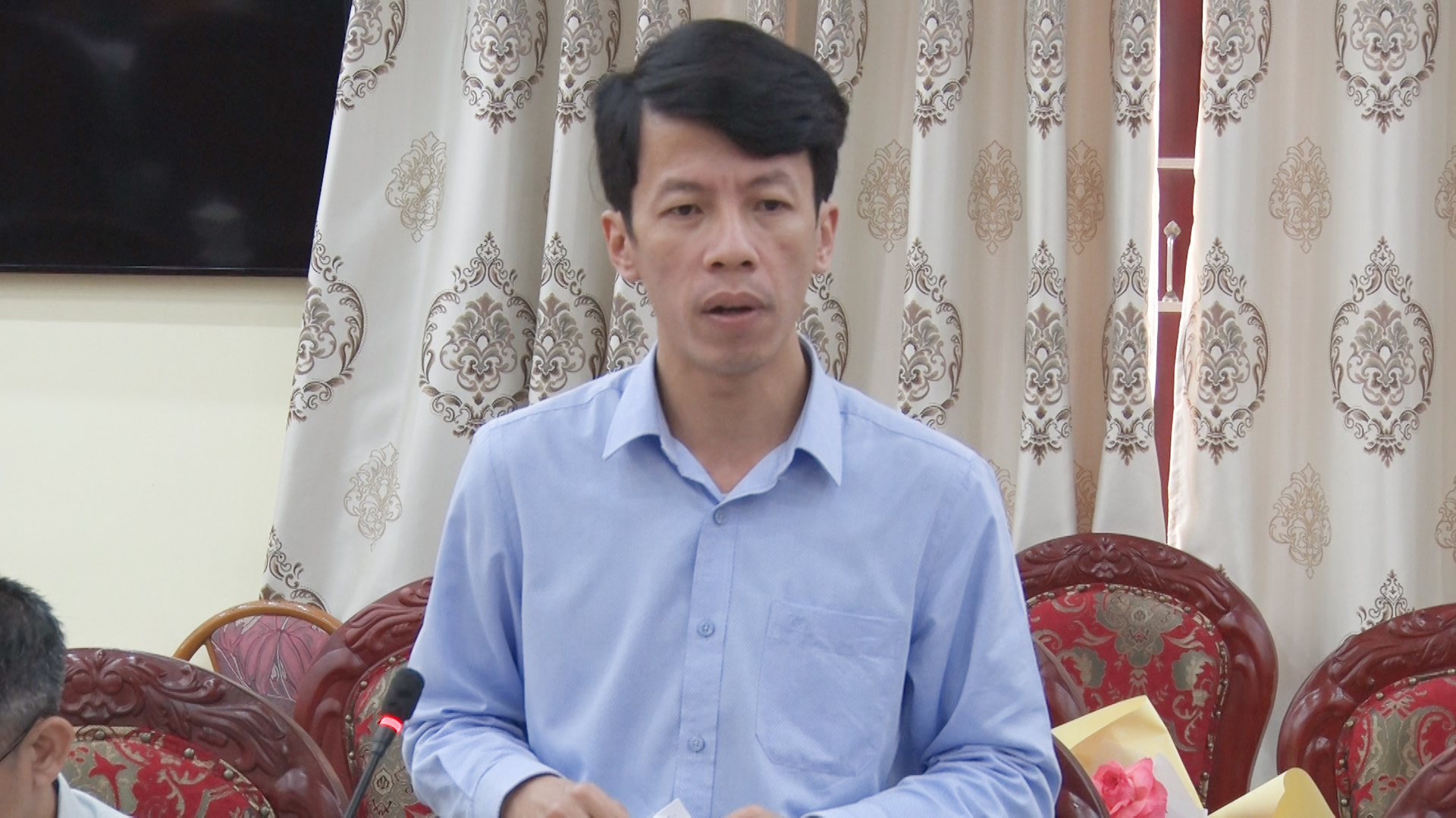 Lãnh đạo Ban Giải phóng mặt bằng thị xã thảo luận tại hội nghị