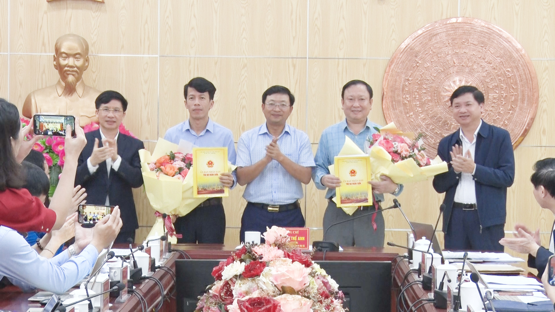 Đồng chí Nguyễn Thế Anh, Chủ tịch UBND thị xã và các đồng chí Phó Chủ tịch UBND thị xã trao Quyết định bổ nhiệm Trưởng phòng Lao động, Thương Binh và xã hội và Giám đốc Ban Giải phóng mặt bằng, hỗ trợ và tái định cư thị xã