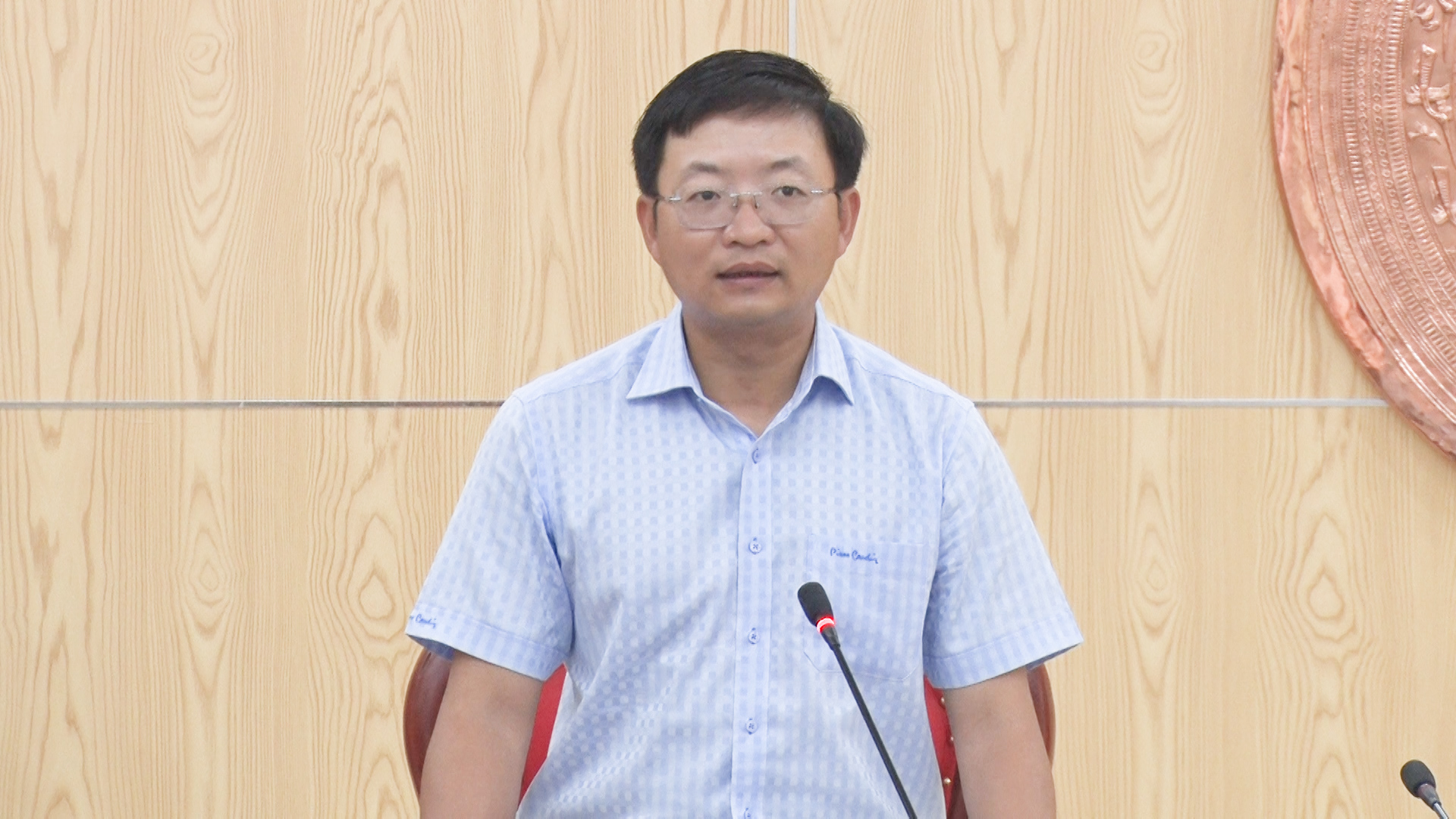 Đồng chí Nguyễn Thế Anh, Chủ tịch UBND thị xã phát biểu tại hội nghị
