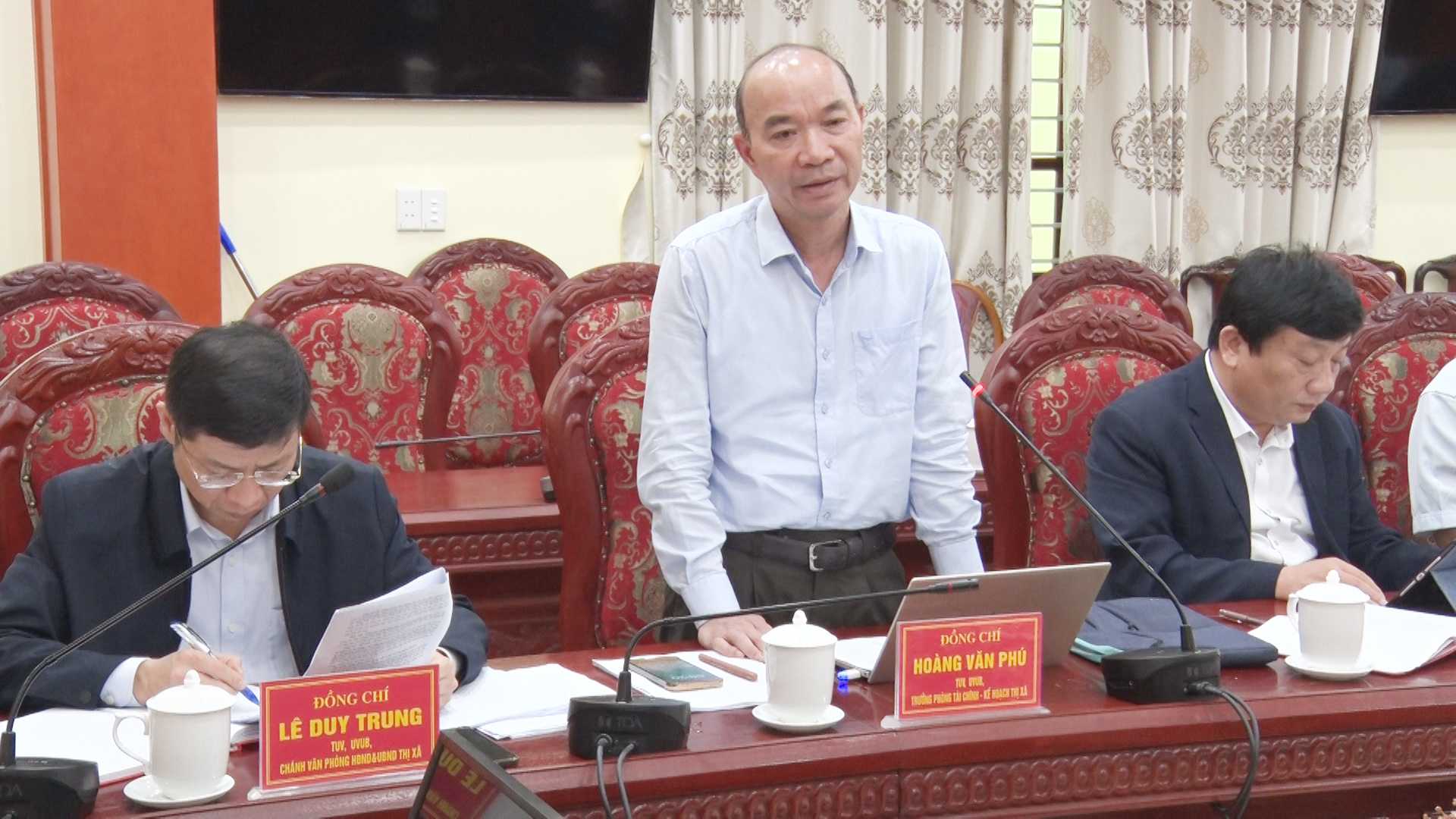 Lãnh đạo phòng Tài chính - Kế hoạch thảo luận tại hội nghị