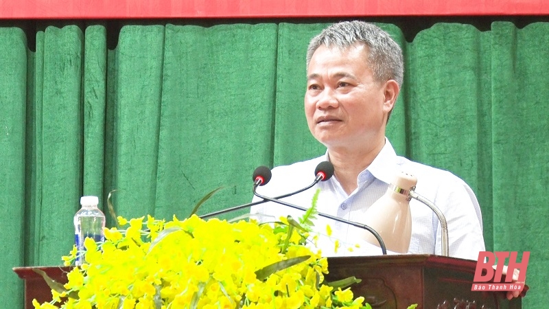 Bí thư Thị ủy, Chủ tịch HĐND thị xã Trịnh Xuân Phú, Trưởng Ban Chỉ đạo công tác GPMB thị xã phát biểu tại hội nghị.