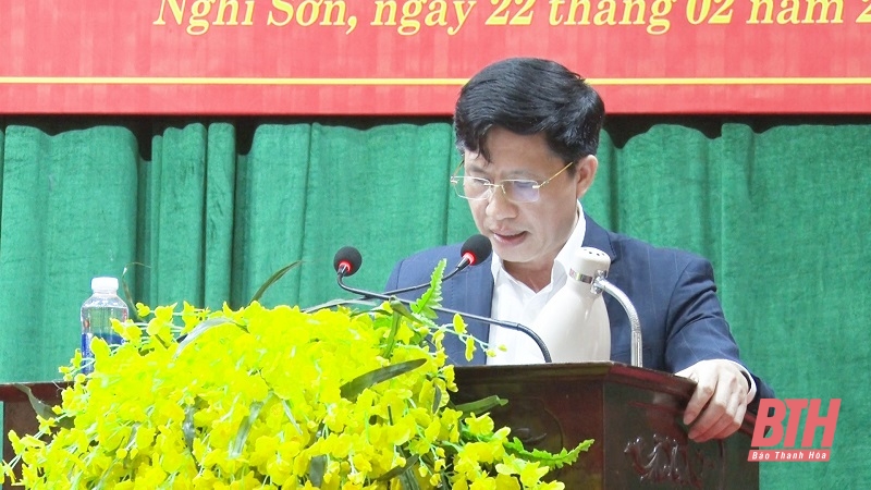 Phó Chủ tịch UBND thị xã Phạm Văn Nhiệm báo cáo đánh giá, giải quyết các tồn đọng về đất đai và triển khai công tác GPMB năm 2024.