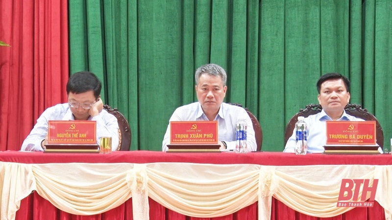 Các đồng chí Thường trực Thị ủy Nghi Sơn chủ trì hội nghị.