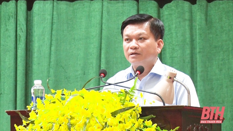 Phó Bí thư Thường trực Thị ủy Trương Bá Duyên, Phó Ban Chỉ đạo công tác GPMB thị xã phát biểu tại hội nghị.