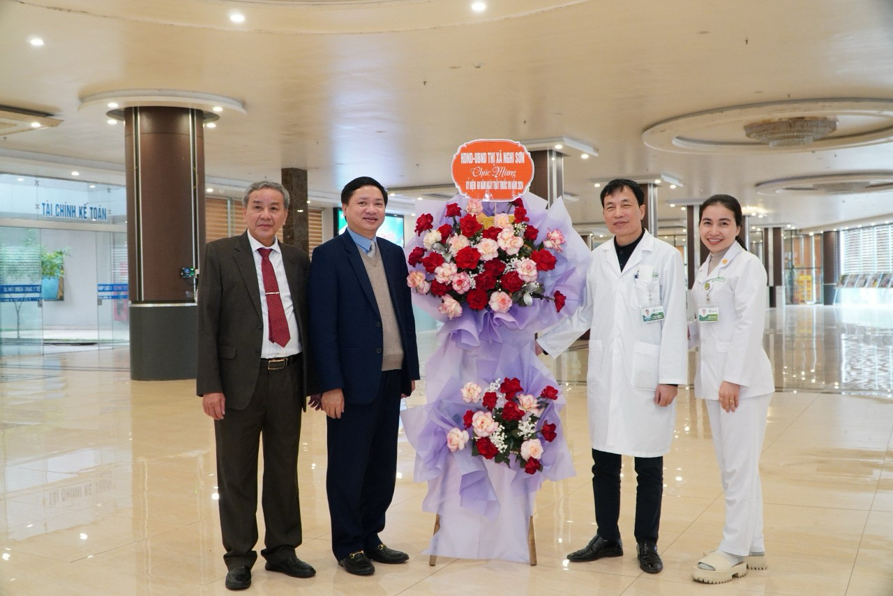 Đồng chí Mai Sỹ Lân, Phó Chủ tịch UBND thị xã thăm, chúc mừng Bệnh viện Đa khoa Quốc tế Hợp Lực