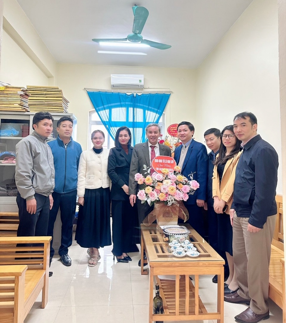 Đồng chí Mai Sỹ Lân, Phó Chủ tịch UBND thị xã thăm, chúc mừng Văn phòng HĐND-UBND thị xã (Bộ phận y tế)