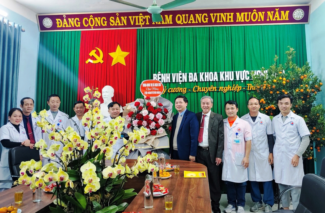 Đồng chí Mai Sỹ Lân, Phó Chủ tịch UBND thị xã thăm, chúc mừng Bệnh viện Đa khoa Khu vực Nghi Sơn