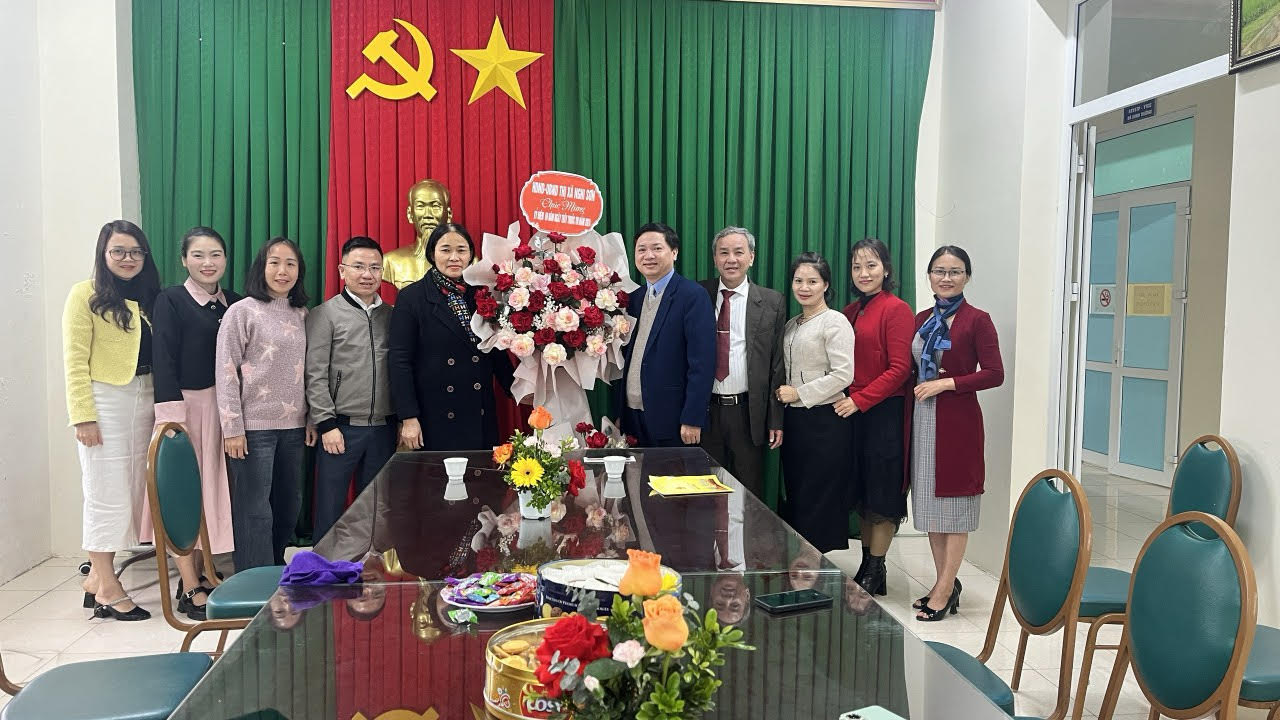 Đồng chí Mai Sỹ Lân, Phó Chủ tịch UBND thị xã thăm, chúc mừng Trung tâm Y tế thị xã 