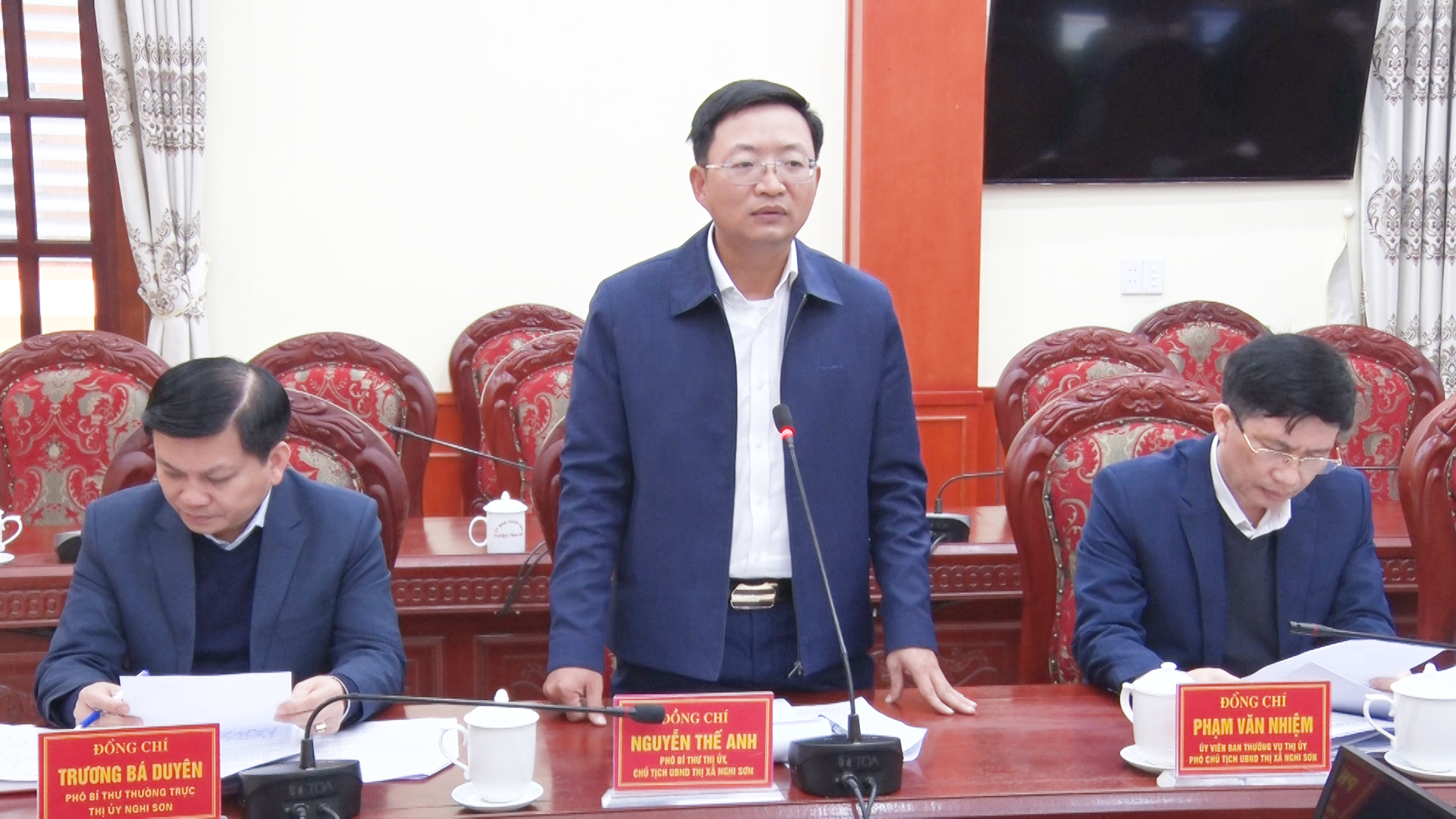 Đồng chí Nguyễn Thế Anh, Chủ tịch UBND thị xã phát biểu tại buổi làm việc