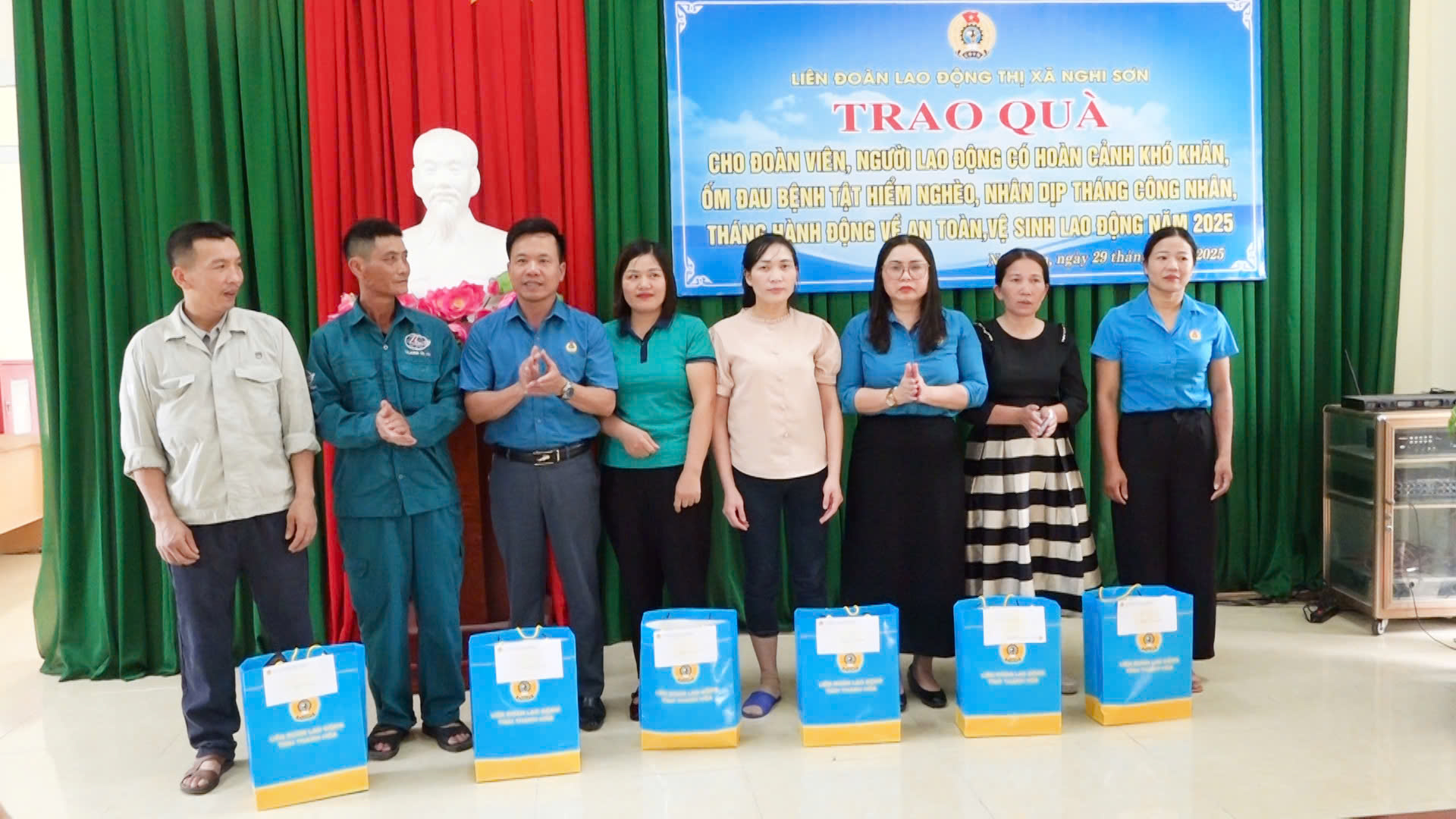 Hình ảnh tại buổi trao quà