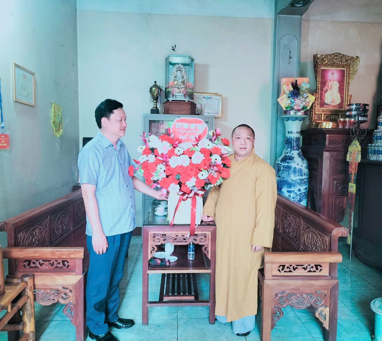 Đồng chí Mai Sỹ Lân, Phó Chủ tịch UBND thị xã thăm, chúc mừng Chùa Phúc Long nhân Đại lễ Phật đản Phật lịch 2569