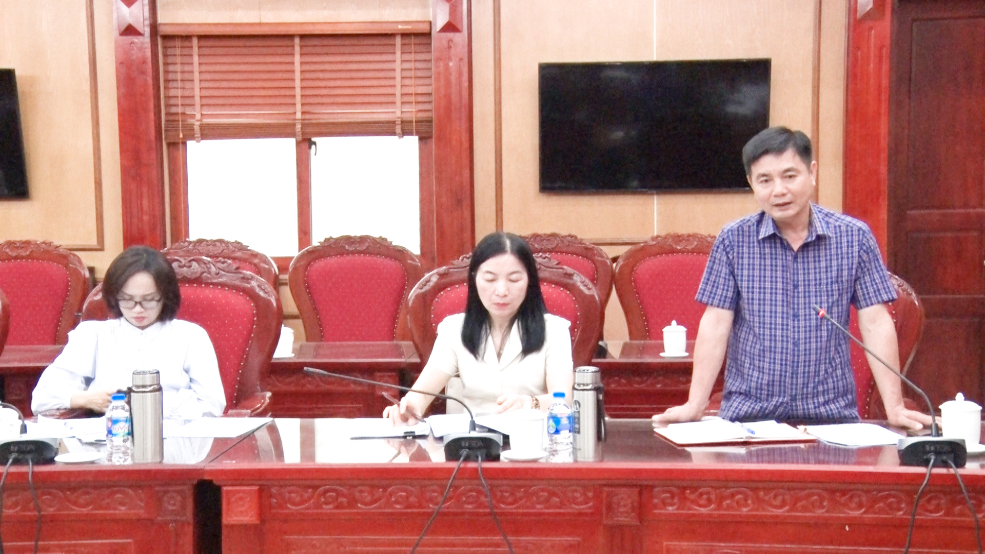 Đồng chí Lê Văn Thông, Chủ nhiệm Ủy ban Kiểm tra Thị ủy phát biểu tại hội nghị