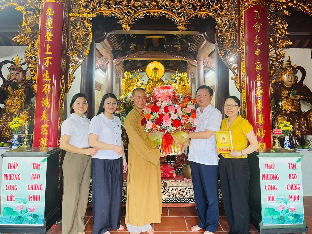 Đồng chí Mai Sỹ Lân, Phó Chủ tịch UBND thị xã thăm, chúc mừng các nhà chùa nhân Đại lễ Phật đản Phật lịch 2569 - Dương lịch 2025