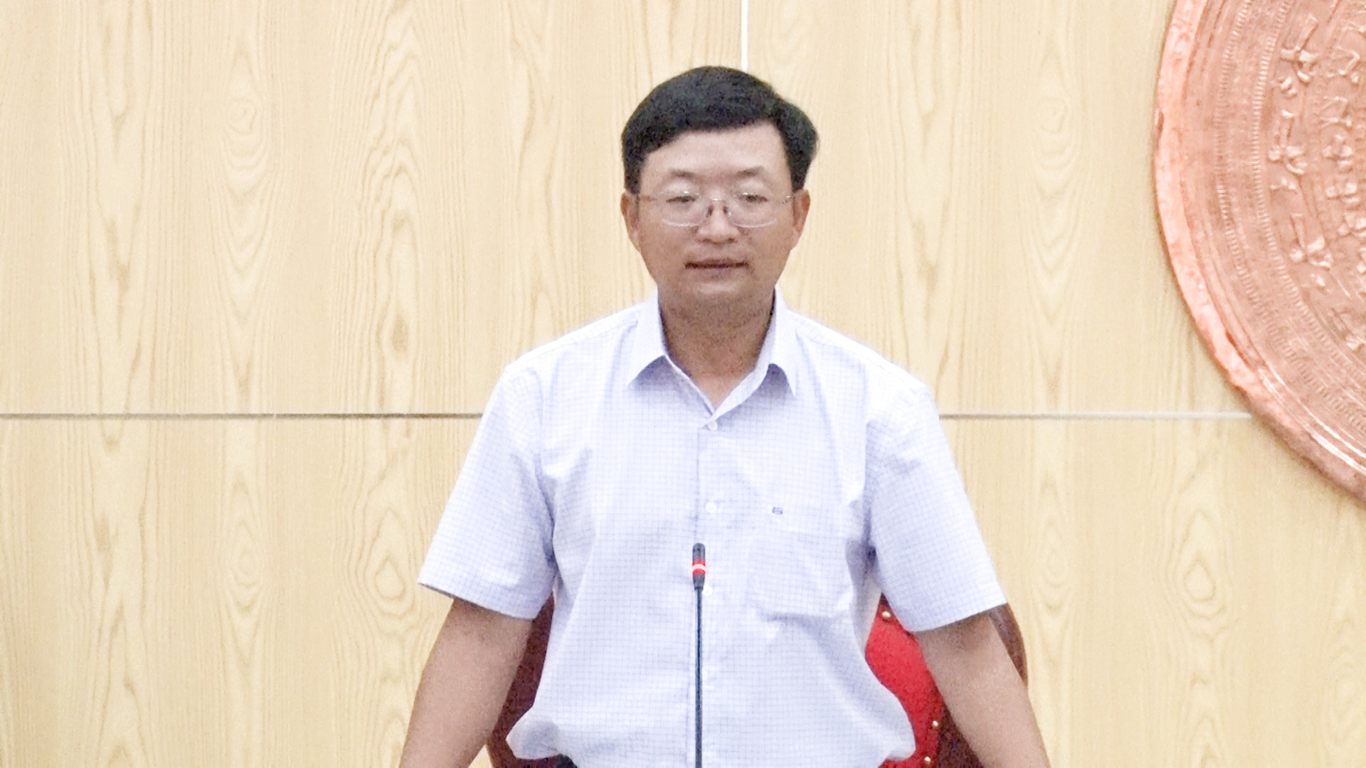 Đồng chí Nguyễn Thế Anh, Chủ tịch UBND thị xã chủ trì hội nghị