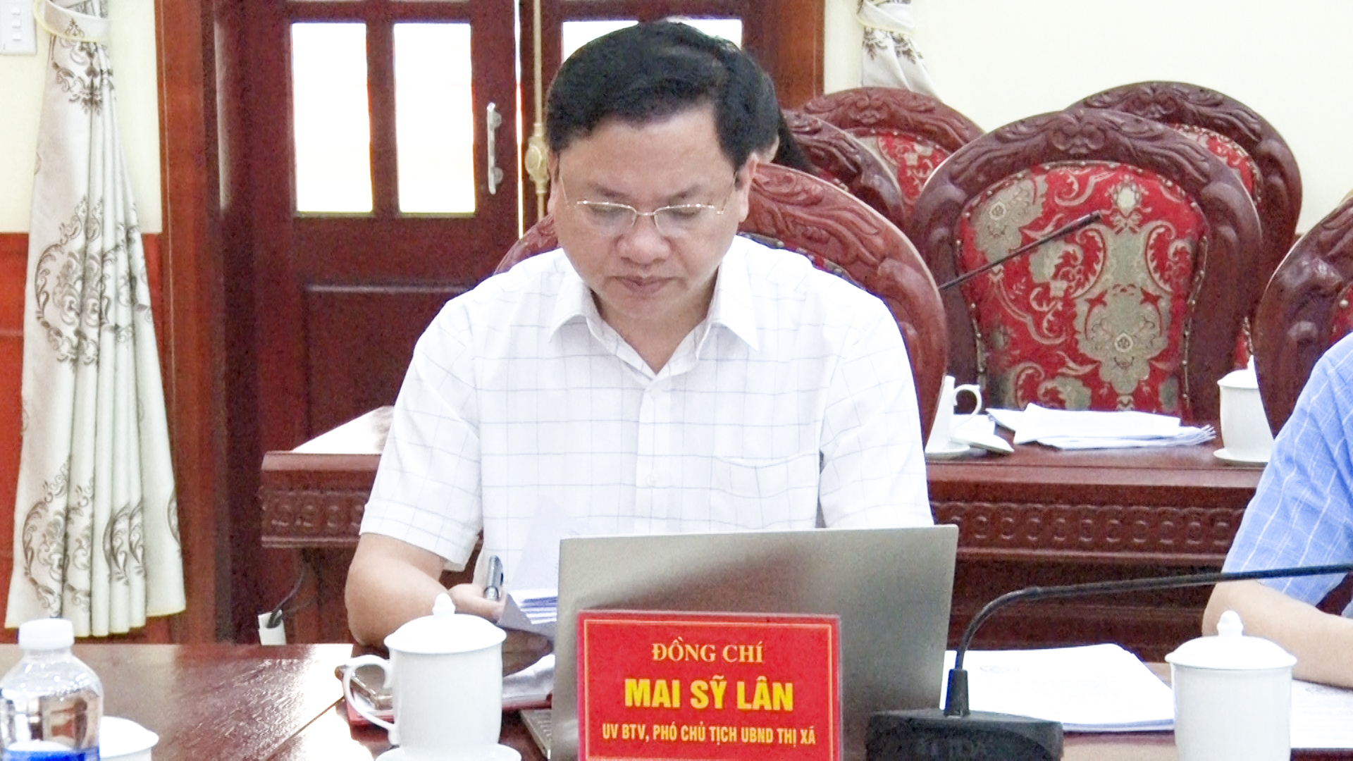 Đồng chí Mai Sỹ Lân, Ủy viên Ban Thường vụ Thị ủy, Phó Chủ tịch UBND thị xã dự hội nghị