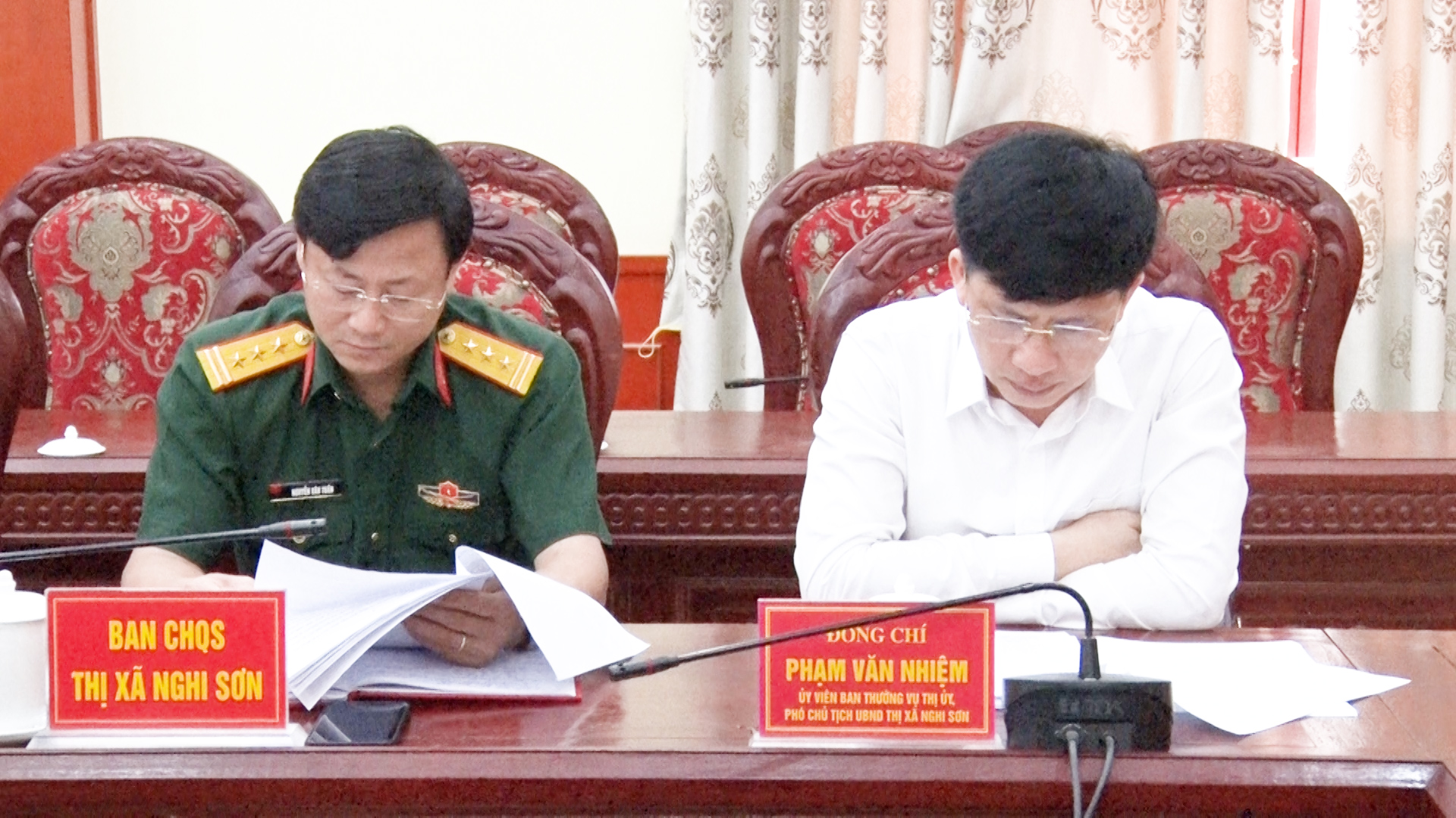 Đồng chí Phạm Văn Nhiệm, Ủy viên Ban Thường vụ Thị ủy, Phó Chủ tịch UBND thị xã cùng các đại biểu dự hội nghị