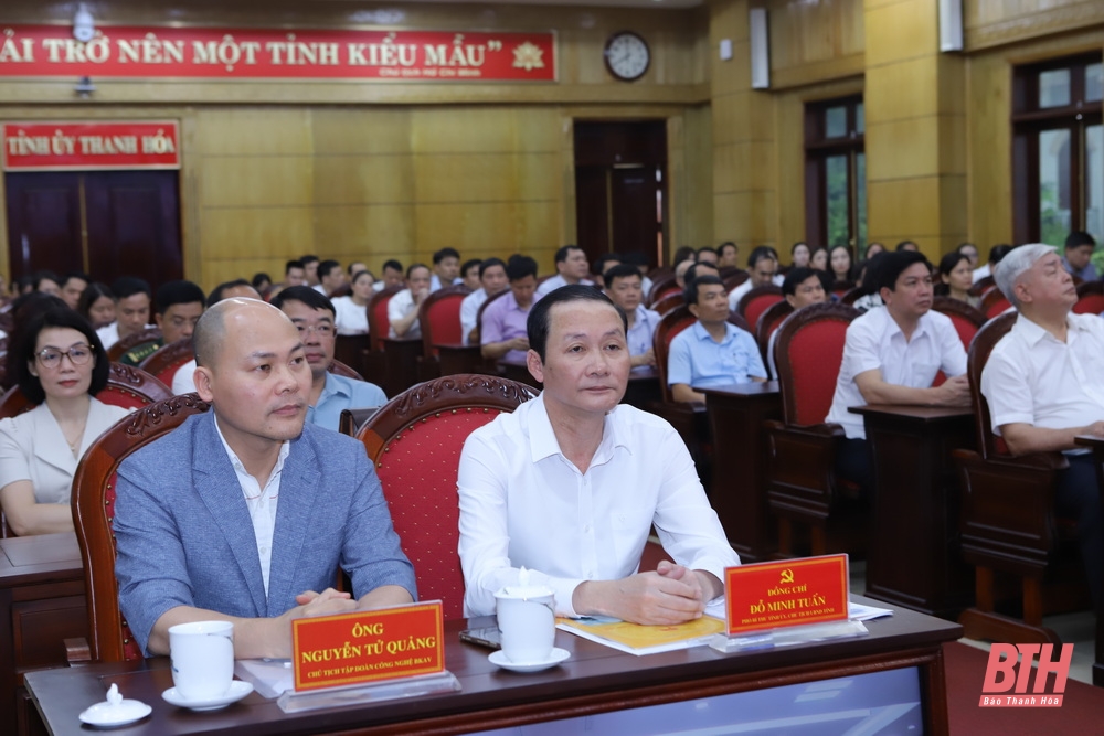 Chủ tịch UBND tỉnh Đỗ Minh Tuấn và các đại biểu dự lễ phát động (Ảnh Báo Thanh Hóa)