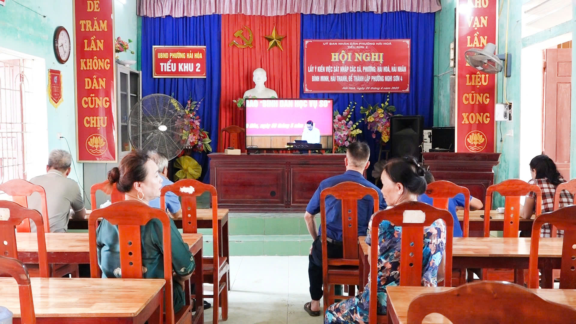 Hình ảnh tại điểm cầu thôn Khánh Vân, xã Hải Nhân; tổ dân phố Vạn Thắng 1, phường Nguyên Bình và tiểu khu 2 phường Hải Hòa.