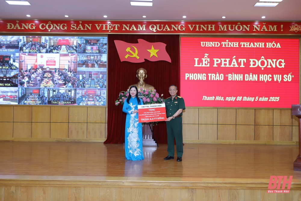 Chủ tịch Ủy ban MTTQ tỉnh Phạm Thị Thanh Thủy thay mặt tỉnh nhận kinh phí hỗ trợ của các tập đoàn, doanh nghiệp về triển khai phong trào “Bình dân học vụ số”.