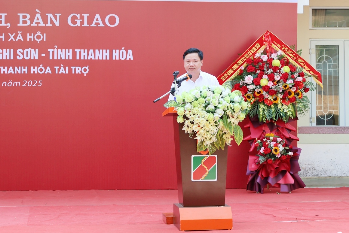Đồng chí Mai Sỹ Lân, Phó Chủ tịch UBND thị xã phát biểu tại buổi lễ