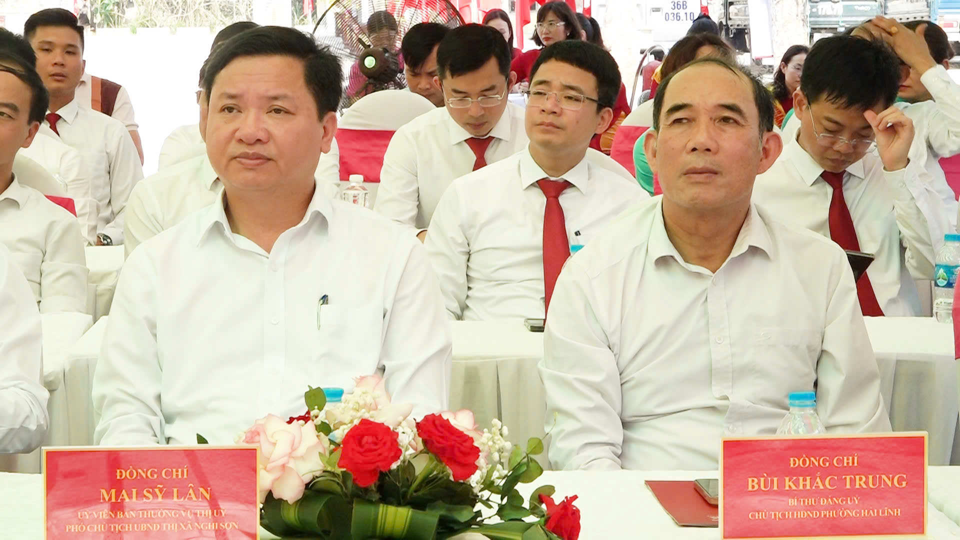 Đồng chí Mai Sỹ Lân, Phó Chủ tịch UBND thị xã cùng các đại biểu dự buổi lễ