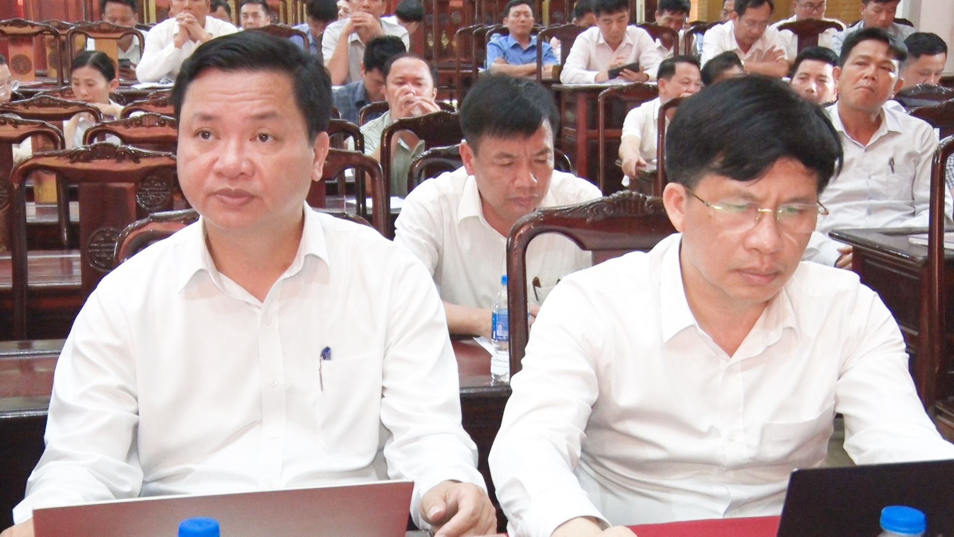 Các đồng chí Ủy viên Ban Thường vụ Thị ủy dự hội nghị