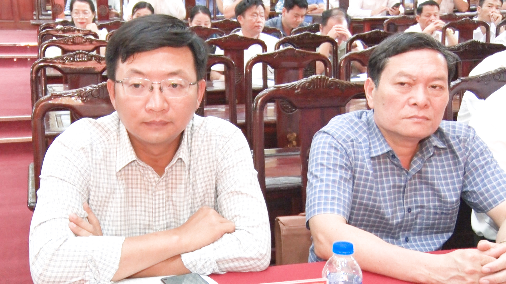 Đồng chí Nguyễn Thế Anh, Chủ tịch UBND thị xã cùng các đại biểu dự hội nghị