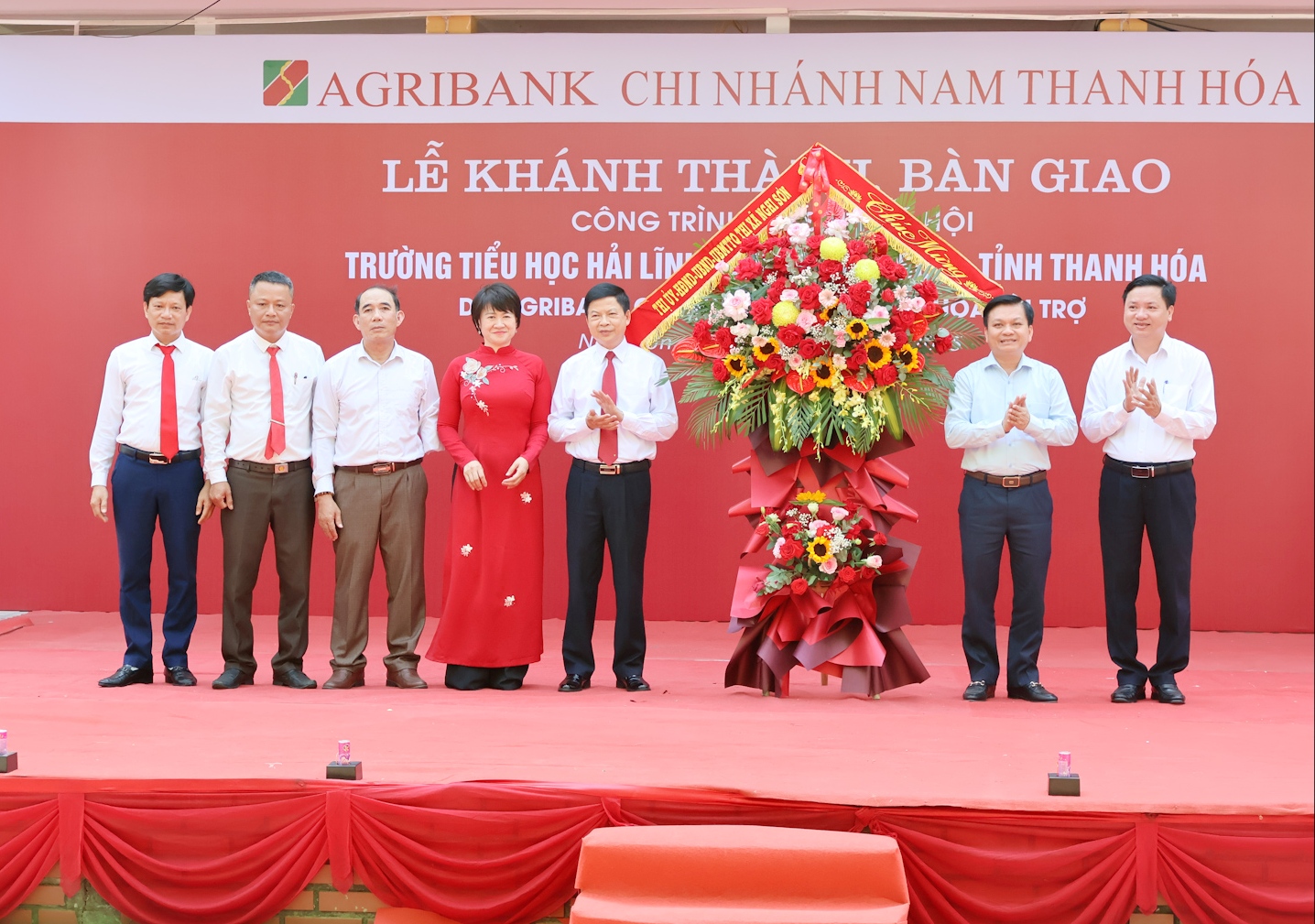 Các đồng chí lãnh đạo thị xã tặng hoa chúc mừng Ngân hàng Agribank Chi nhánh Nam Thanh Hóa và Trường Tiểu học Hải Lĩnh