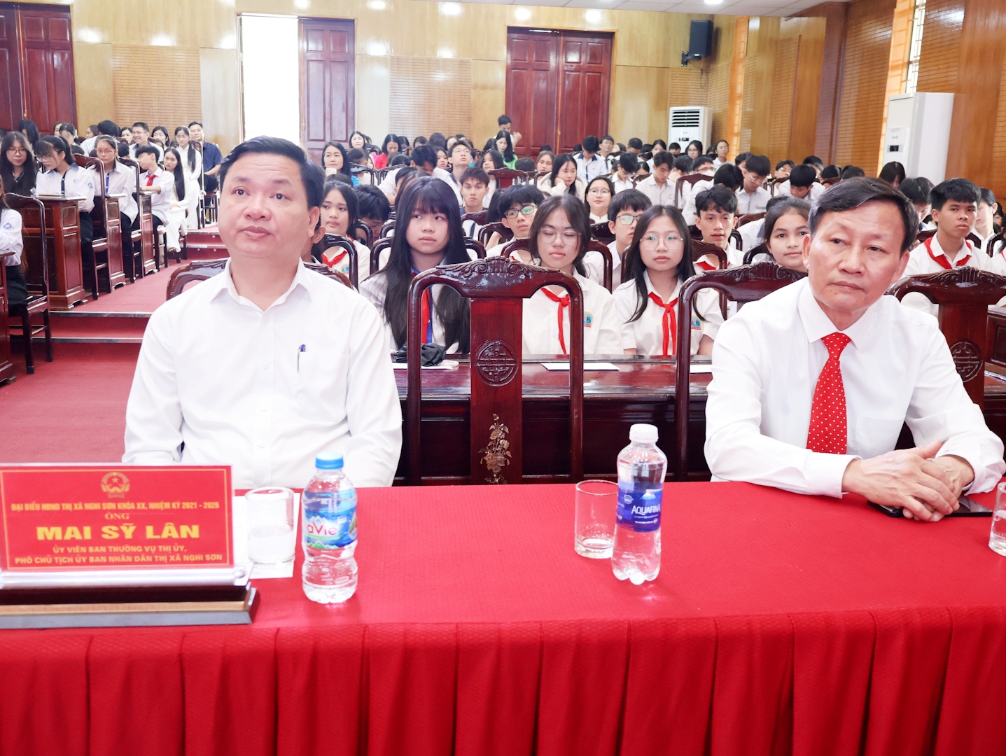 Đồng chí Mai Sỹ Lân, Phó Chủ tịch UBND thị xã cùng các đại biểu dự buổi lễ