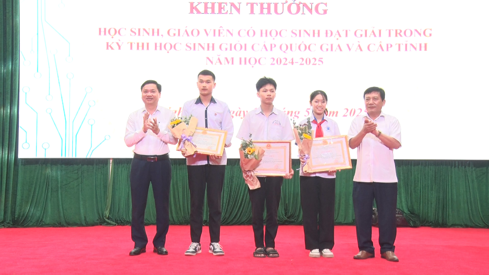 Đồng chí Mai Sỹ Lân, Phó Chủ tịch UBND thị xã và lãnh đạo Phòng Nội vụ trao thưởng cho 3 học sinh đạt giải nhất các môn văn hóa cấp tỉnh
