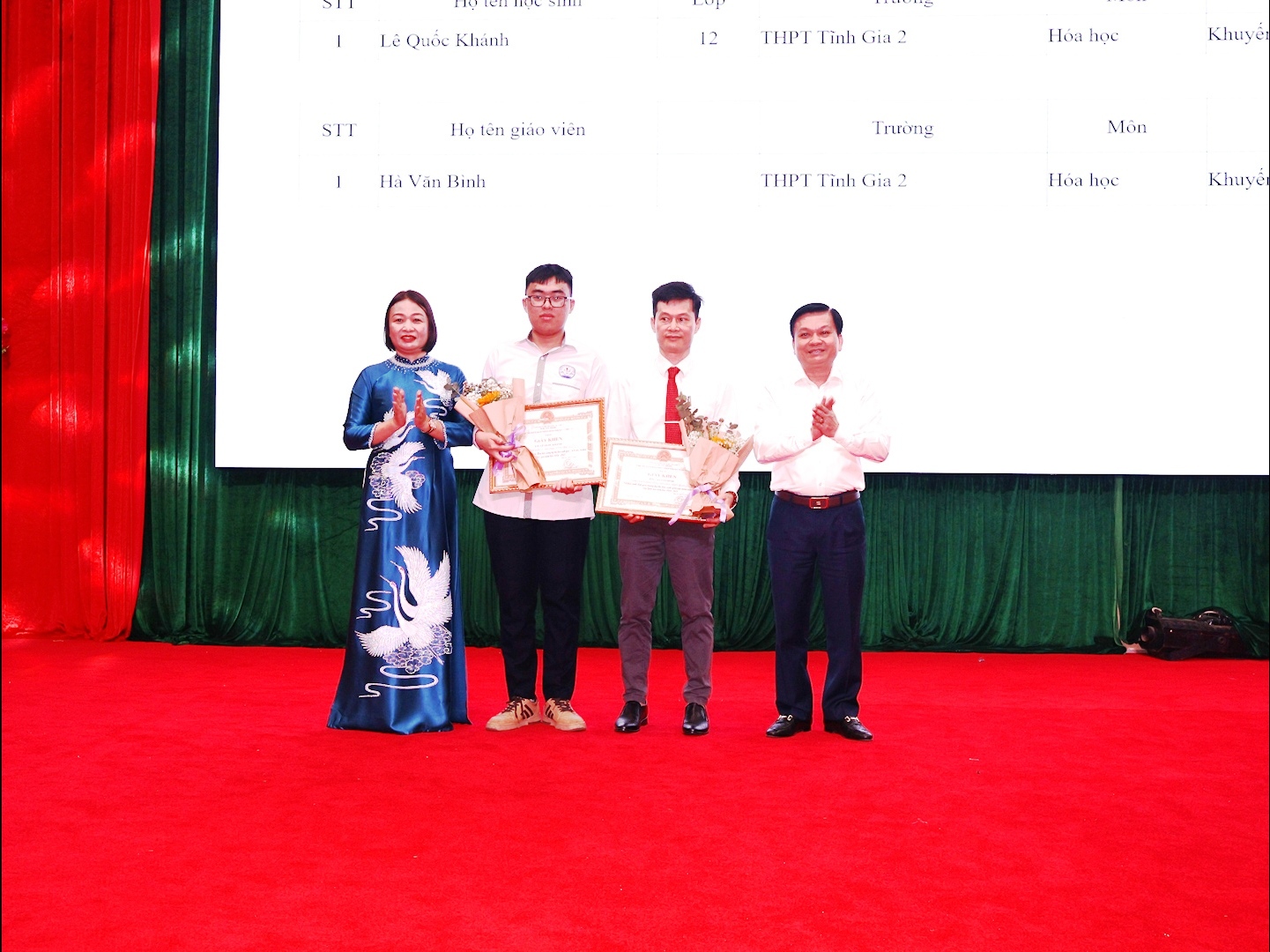 Đồng chí Trương Bá Duyên, Phó Bí thư Thường trực Thị ủy Nghi Sơn và lãnh đạo Phòng Giáo dục và Đào tạo trao thưởng cho học sinh đạt giải quốc gia và giáo viên bồi dưỡng học sinh đạt giải quốc gia