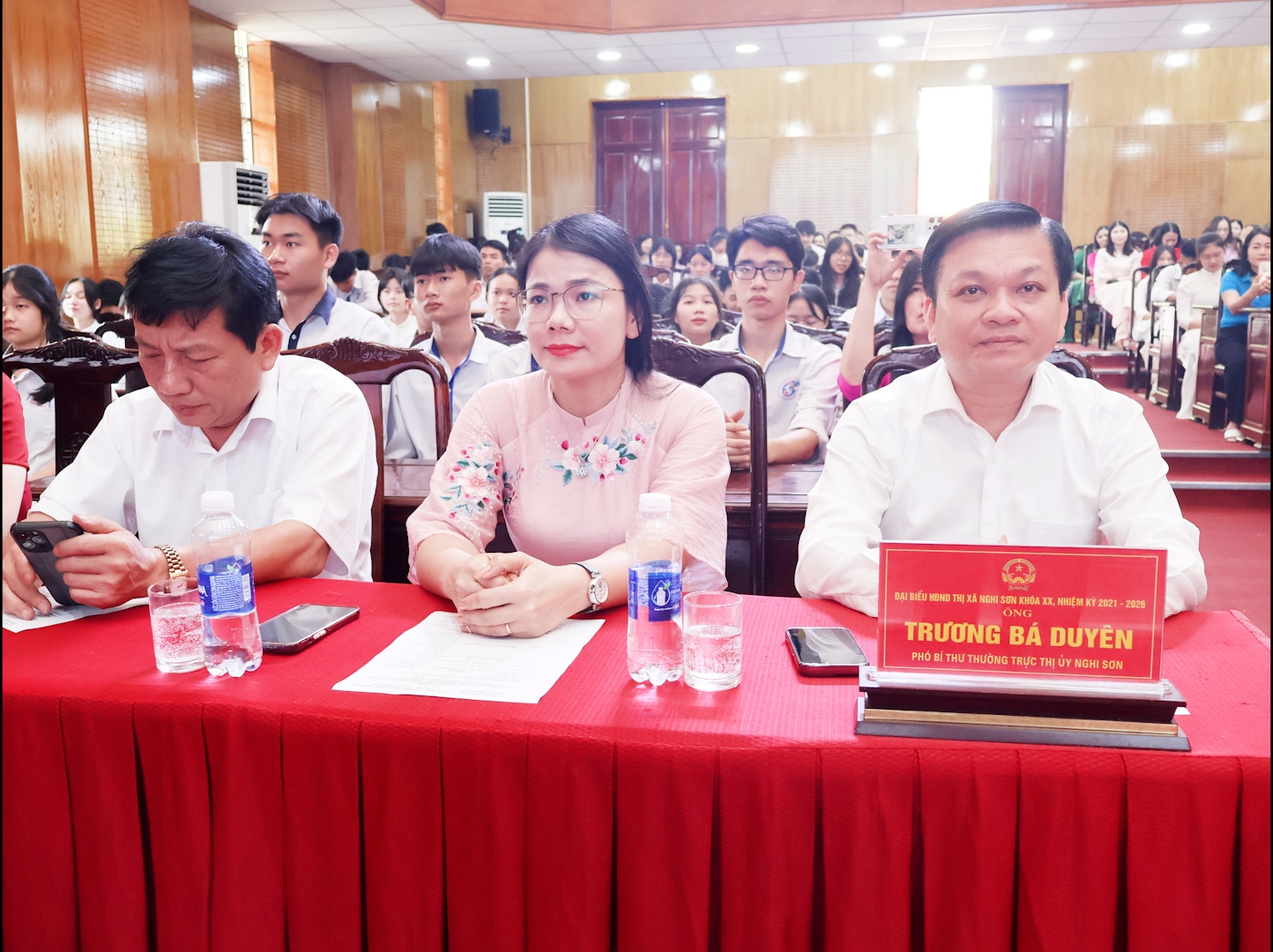 Đồng chí Trương Bá Duyên, Phó Bí thư Thường trực Thị ủy cùng các đại biểu dự buổi lễ