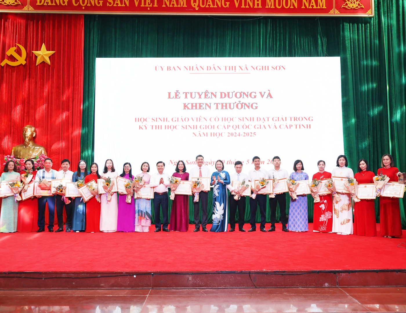 Đồng chí Trương Bá Duyên, Phó Bí thư Thường trực Thị ủy Nghi Sơn và lãnh đạo Phòng Giáo dục và Đào tạo trao thưởng cho giáo viên có học sinh đạt giải cấp tỉnh