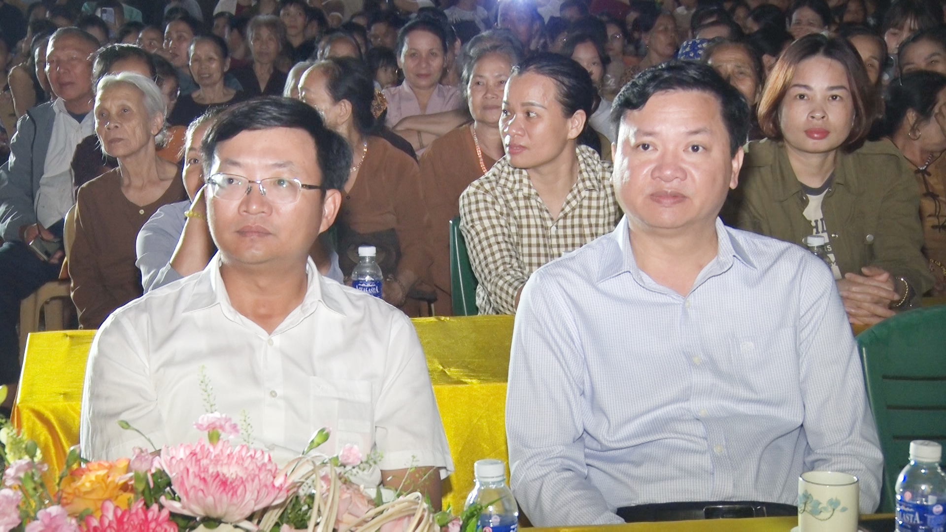 Đồng chí Nguyễn Thế Anh, Chủ tịch UBND thị xã; đồng chí Mai Sỹ Lân, Phó Chủ tịch UBND thị xã dự buổi lễ