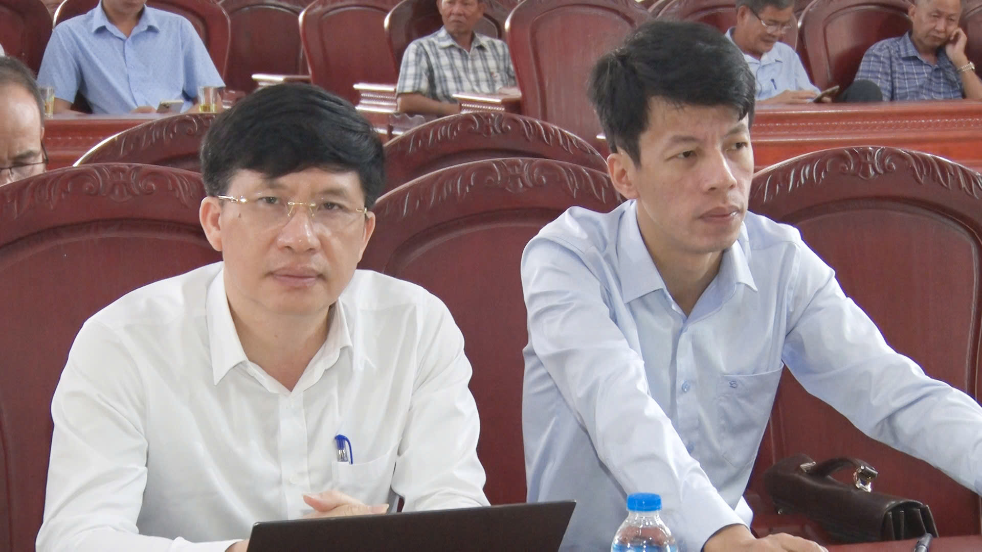 Ông Phạm Văn Nhiệm, Phó Chủ tịch UBND thị xã cùng các đại biểu dự kỳ họp