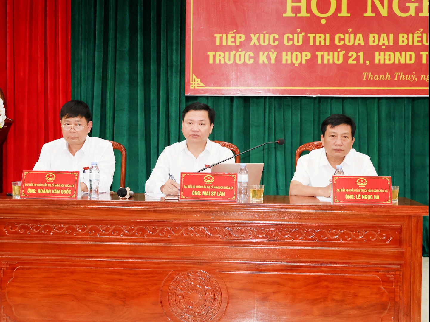 Ông Mai Sỹ Lân, Phó Chủ tịch UBND thị xã cùng các đại biểu HĐND thị xã, đơn vị bầu cử số 1 tiếp xúc cử tri 3 xã, phường