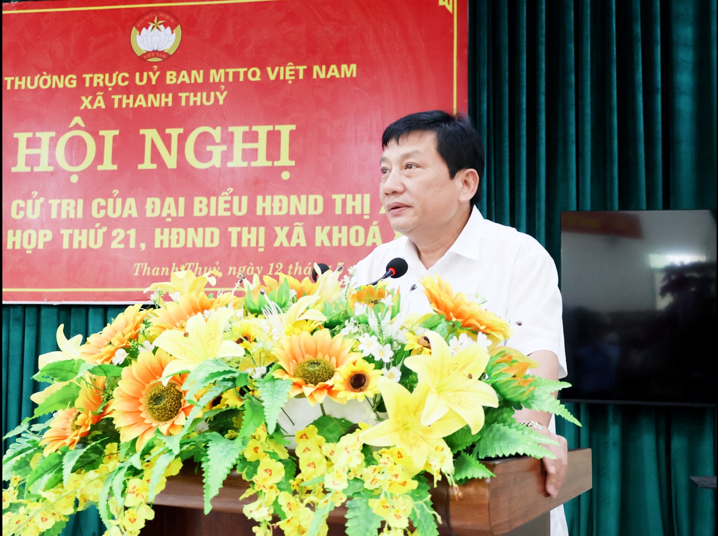 Đại diện tổ đại biểu HĐND thị xã trình bày các nội dung tại hội nghị