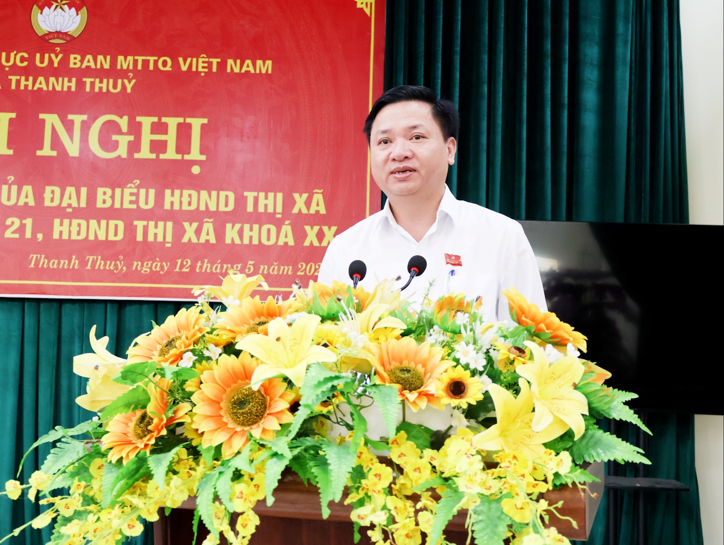 Ông Mai Sỹ Lân, Phó Chủ tịch UBND thị xã phát biểu tại buổi tiếp xúc cử tri