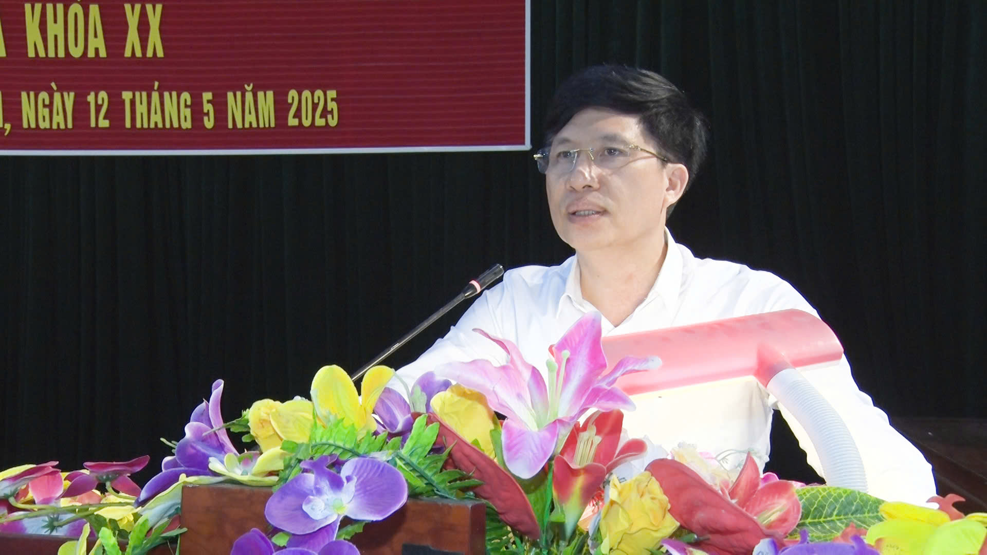 Ông Phạm Văn Nhiệm, Phó Chủ tịch UBND thị xã phát biểu tại kỳ họp