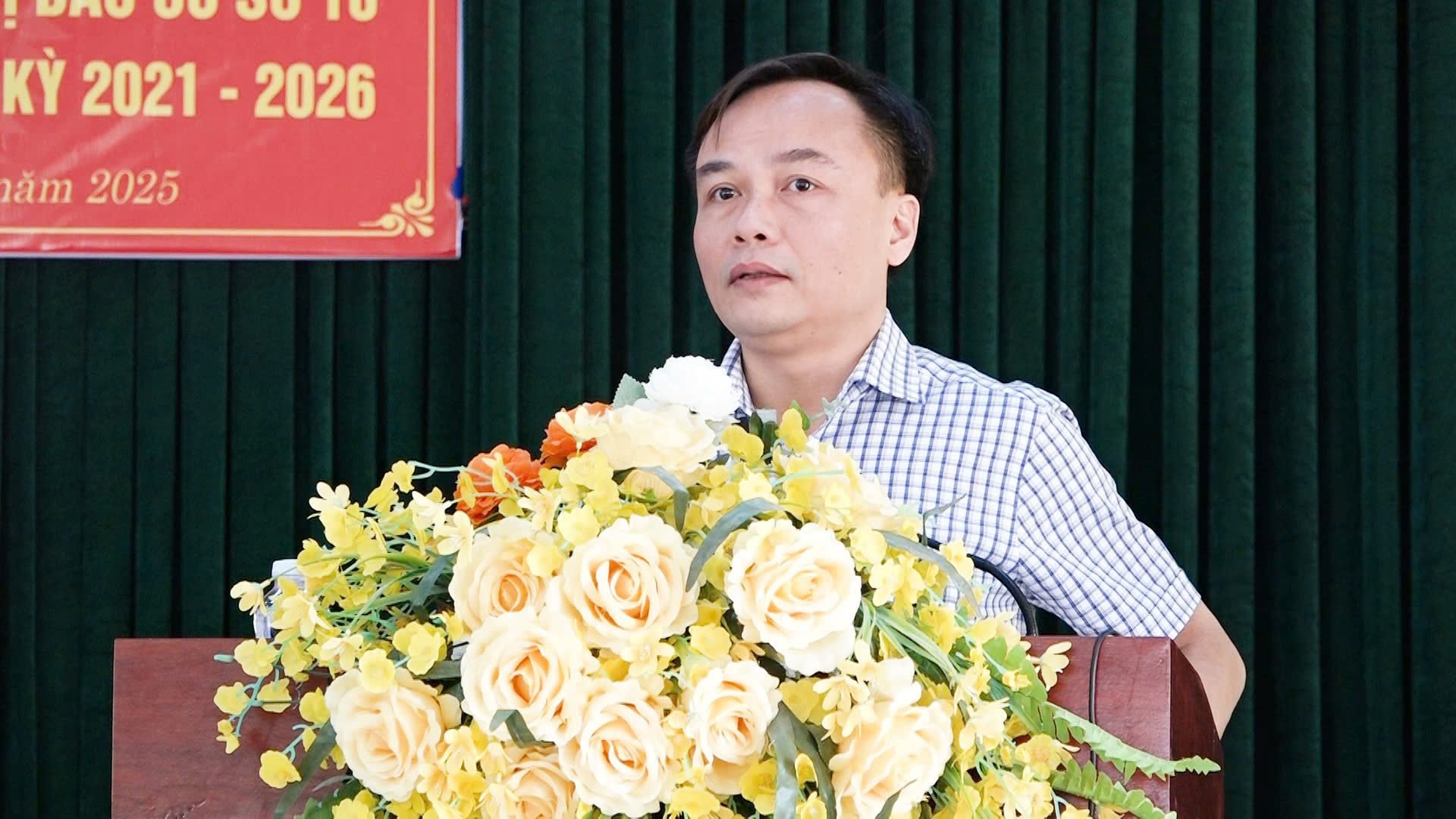 Ông Trịnh Tiến Dũng, Thị ủy viên, Phó Chủ tịch UBND thị xã phát biểu tại buổi tiếp xúc