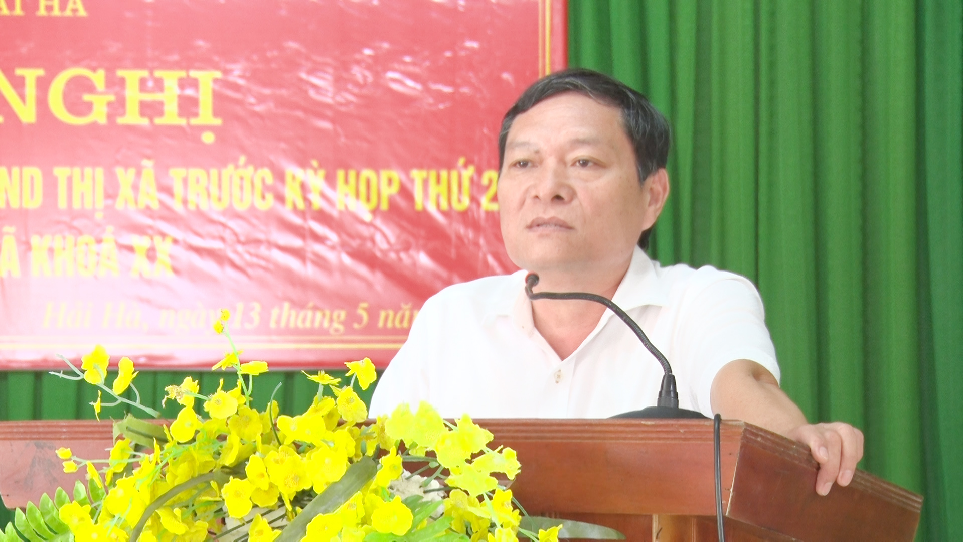 Ông Nguyễn Quốc Đạt, Phó Chủ tịch HĐND thị xã phát biểu tại buổi tiếp xúc cử tri