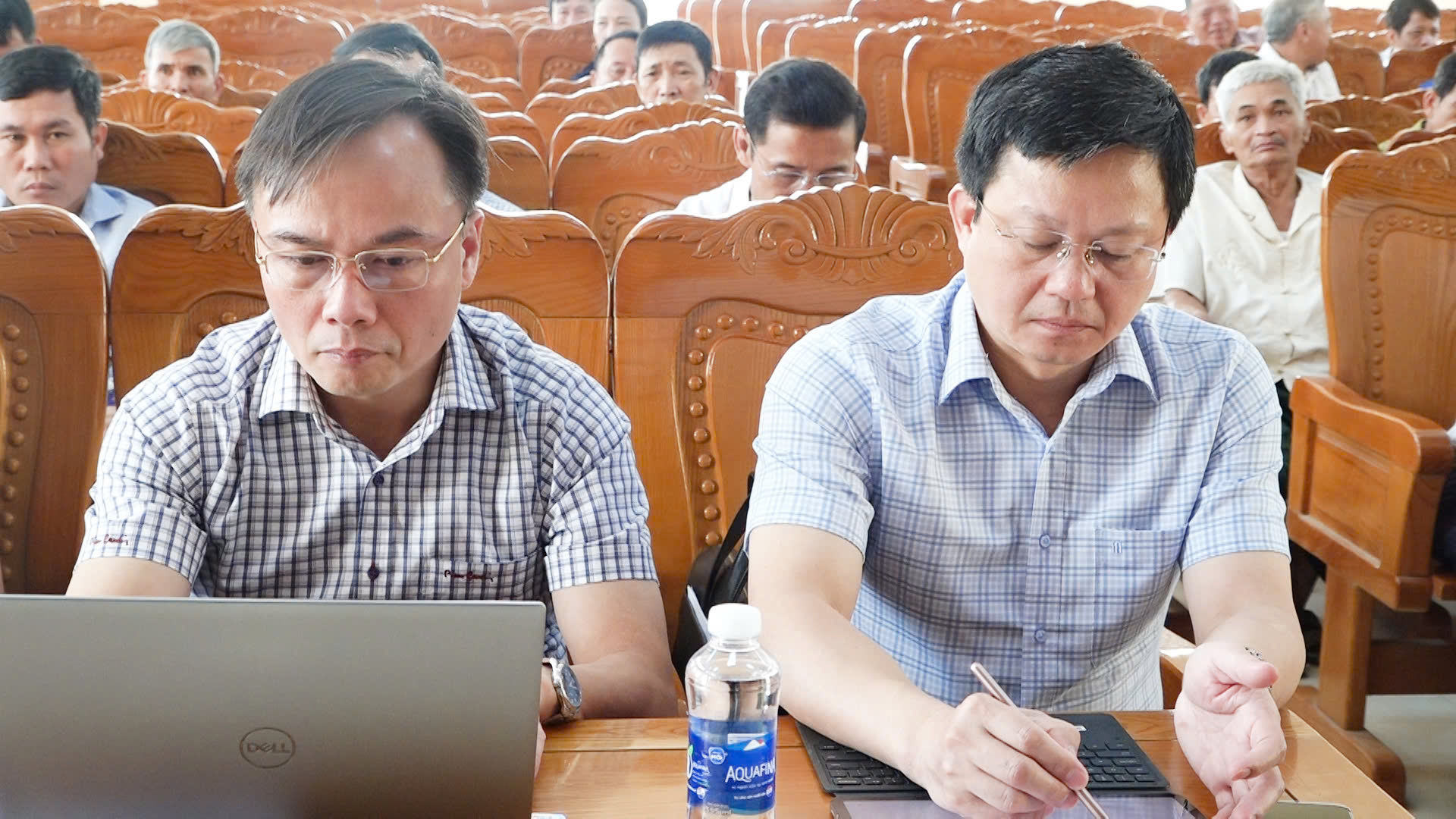 Ông Bùi Tuấn Tự, Phó Trưởng Ban Quản lý Khu kinh tế Nghi Sơn và các Khu công nghiệp tỉnh Thanh Hóa; ông Trịnh Tiến Dũng, Thị ủy viên, Phó Chủ tịch UBND thị xã dự tiếp xúc